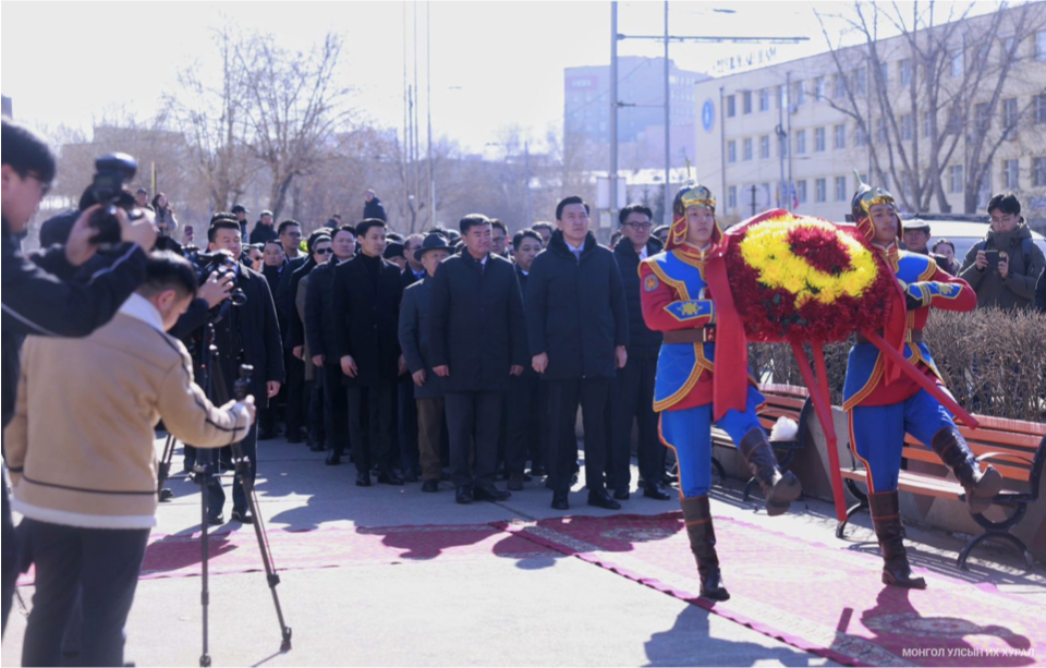 Монголын төр, нийгмийн нэрт зүтгэлтэн Ж.Батмөнх агсны хөшөөнд цэцэг өргөж, хүндэтгэл үзүүллээ